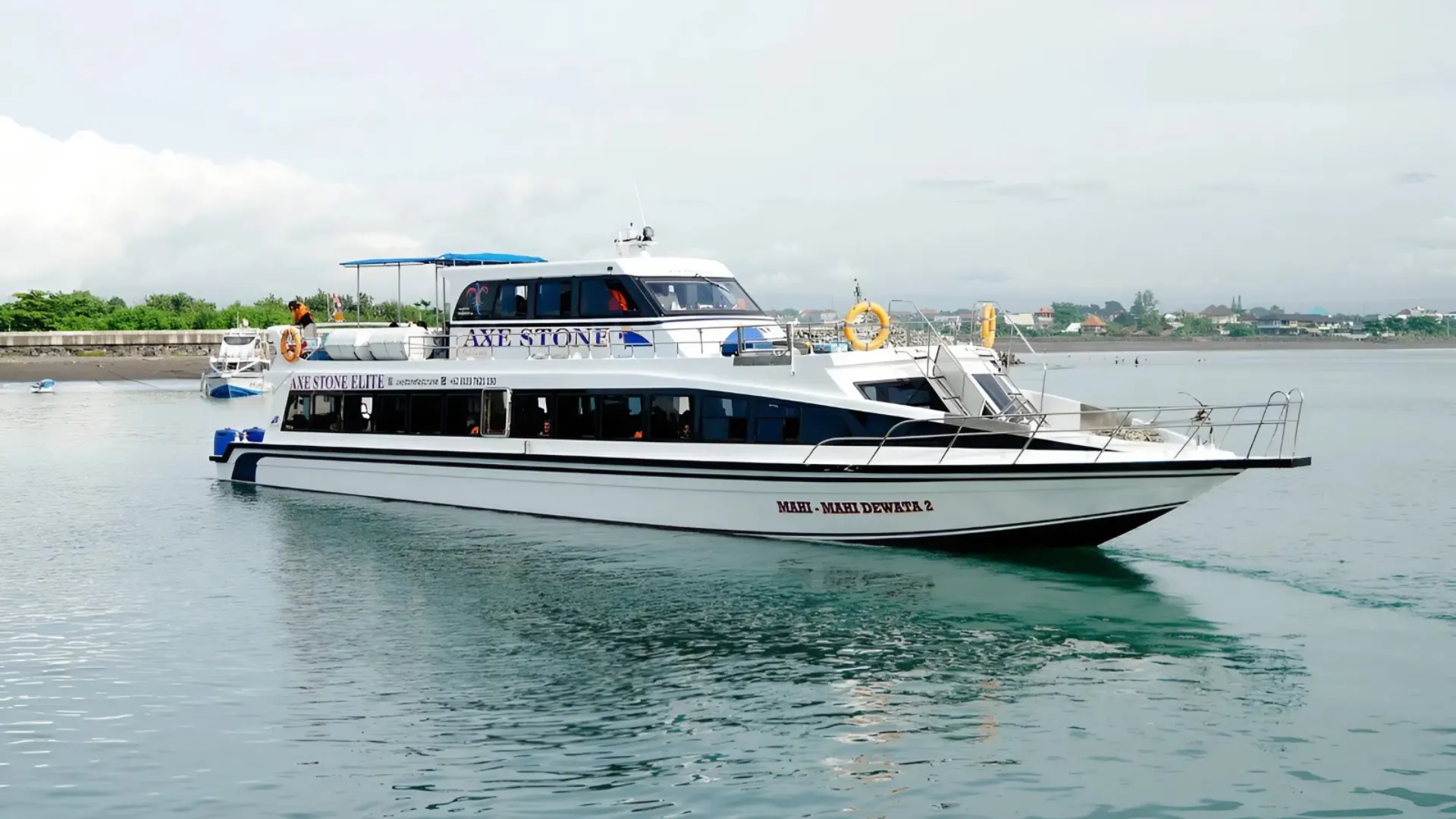 Axe Stone Elite at Sanur Harbour for Fast Boat to Nusa Penida journey with Axe Stone Fast Cruise, featuring easy access and professional crew assistance.