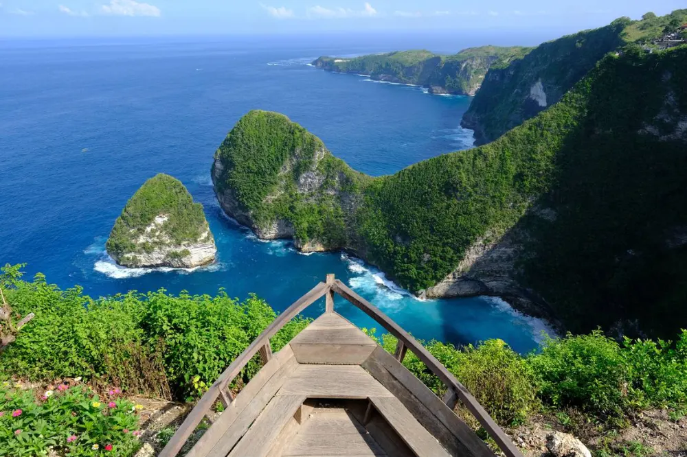 Spectacular photo spot viewpoint at Paluang Cliff during a West Nusa Penida Tour, featuring dramatic cliffs and endless ocean horizon accessible via Axestone Fast Cruise.