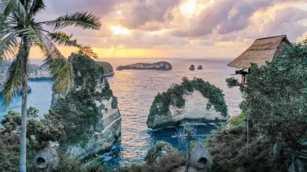 Famous view of Tree House Nusa Penida offering breathtaking views of turquoise waters and scattered islands below, a highlight of East Nusa Penida Tour packages with Axe Stone Fast Cruise fast boat service from Bali mainland