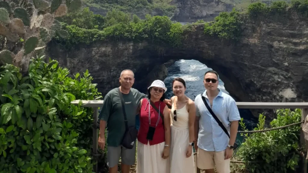 Happy travelers during West Nusa Penida Tours by Axe Stone Fast Cruise, showcasing excellent service, knowledgeable driver assistance, and memorable moments at Broken Beach and Crystal Bay according to customer reviews.