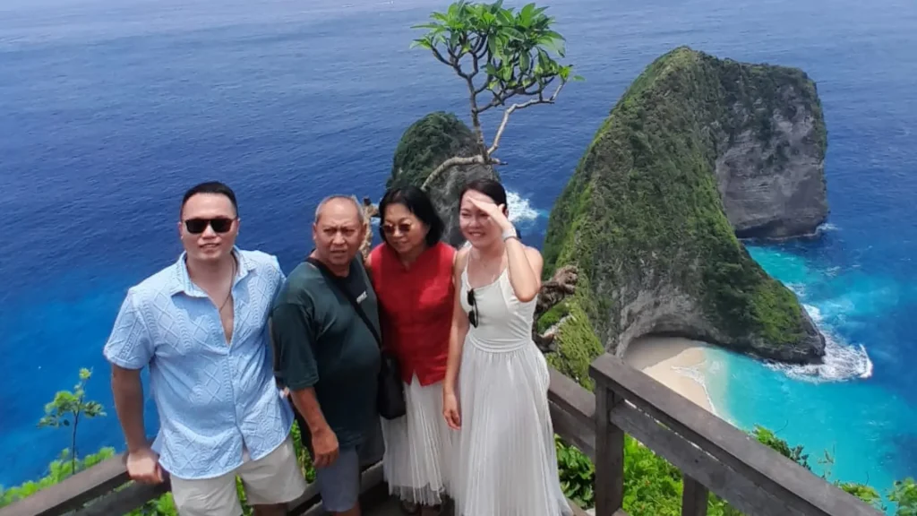 Customer testimonials and 5-star ratings for West Nusa Penida Tour with Axe Stone Fast Cruise, featuring guest reviews praising friendly tour guides, stunning views at Kelingking Beach and Angel's Billabong, and seamless island experience.